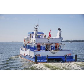 F�rgen Bertha-K forlader R�nbjerg havn mod Liv� i baggrunden