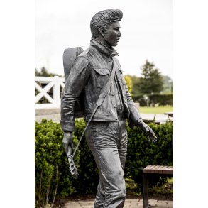 Elvis Presley statue p� Memphis Mansion (tidligere Graceland Randers) ved Randers