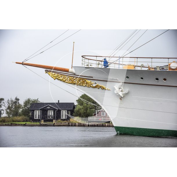 Kongeskibet Dannebrog p vej ind i Randers Fjord