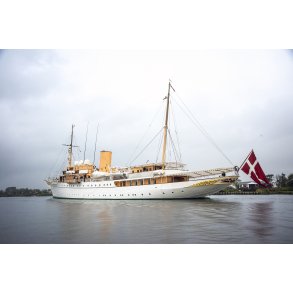 Kongeskibet Dannebrog p� igennem Randers Fjord