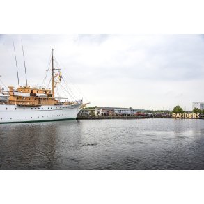 Kongeskibet Dannebro p� vej ind i Randers havn