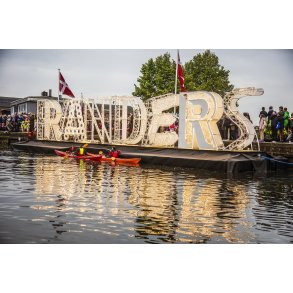 Kajakker foran det lysende Randers skilt i Randers havn