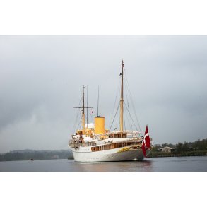 Kongeskibet Dannebrog p� vej igennem Randers Fjord