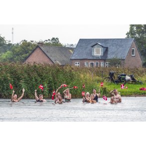 Vinterbadere ved Uggelhuse hilser p� Kongeskibet Dannebrog