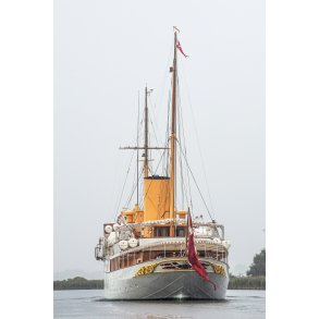 Kongeskibet Dannebrog p� vej igennem Randers Fjord