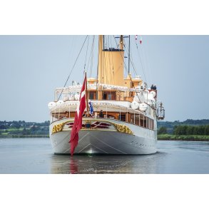 Kongeskibet Dannebrog p� vej igennem Randers Fjord