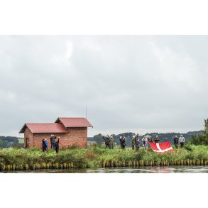 Pumpestation ved Randers Fjord med ventende, som vil hylde Kongeskibet Dannebrog