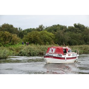 Motorb�d p� Randers Fjord med tilskuere p� bredden i forbindelse med Kongeskibet Dannebros bes�g