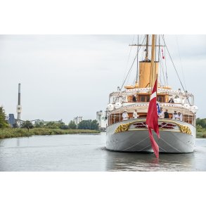 Kongeskibet Dannebro ankommer til Randers med Verdo skorsten til venstre