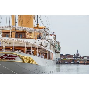 Kongeskibet Dannebrog p� vej ind til Randers med Sct. Mortens kirke i baggrunden