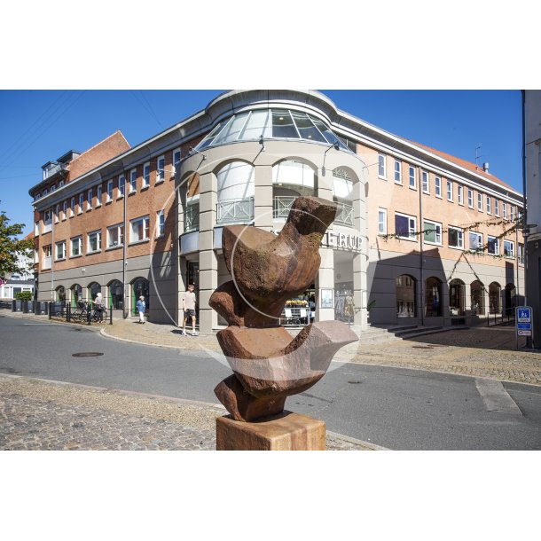 Erik Heides skulptur "Flyvende fugle" foran Retten i Randers og ved Sinnerup