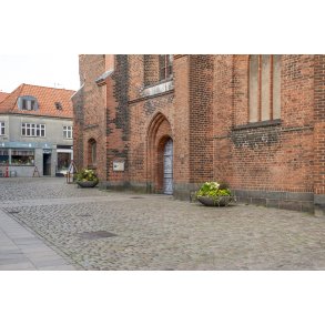 Indgang til Sct. Mortens Kirke ved Vester Kirkestr�de med Cafe Tuborg i Randers