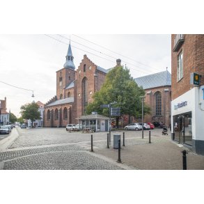 Kirketorvet og Kirkegade verd Sct. Mortens Kirke i Randers med Kirketorvets P�lsepavillon i midten