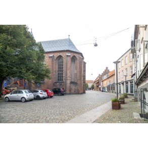 Kirketorvet, Dct. Mortens Kirke med Hellig�ndshuset i baggrunden og Erik Menveds Plads i Randers