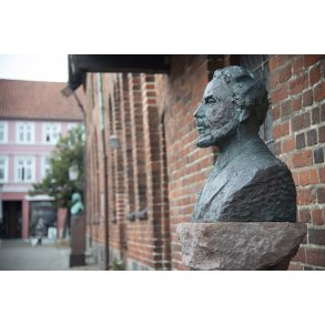 Buste af Henrik Pontoppidan ved Hellig�ndshuset i Randers