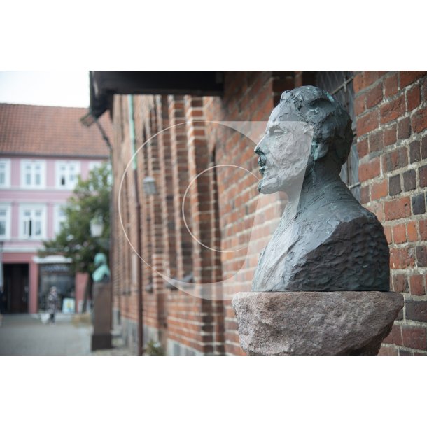 Buste af Henrik Pontoppidan ved Helligndshuset i Randers