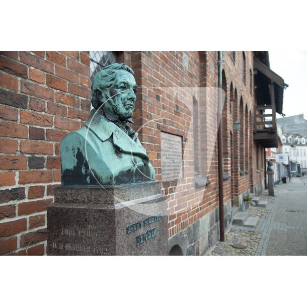 Buste af Steen Steensen Blicher ved Helligndshuset i Randers