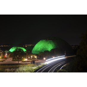 Randers Regnskov i nattelys med IC3 tog i forgrunden