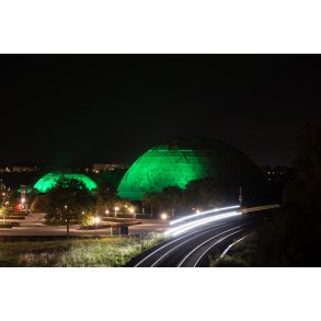 Randers Regnskovs kupler har en smuk gr�n farve om aftenen og er et vartegn for Randers