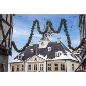 Det Gamle R�dhus i Randers, set fra Houmeden med julepynt og sne