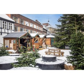 R�dhustorvet i Randers med sne, juletr� og julehuse