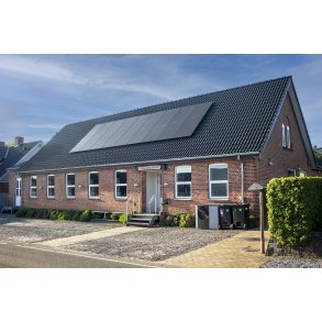 �lum forsamlingshus med nyt tag og solfanger