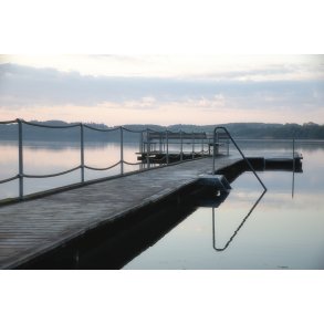 Tidlig morgen ved badebroen ud i Fussing S� ved Fussing� Slot