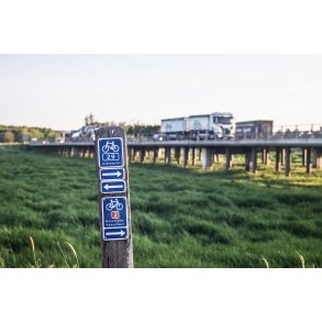 Guden�stien ved motorvejsbroen over Guden�en, t�t p� Randers