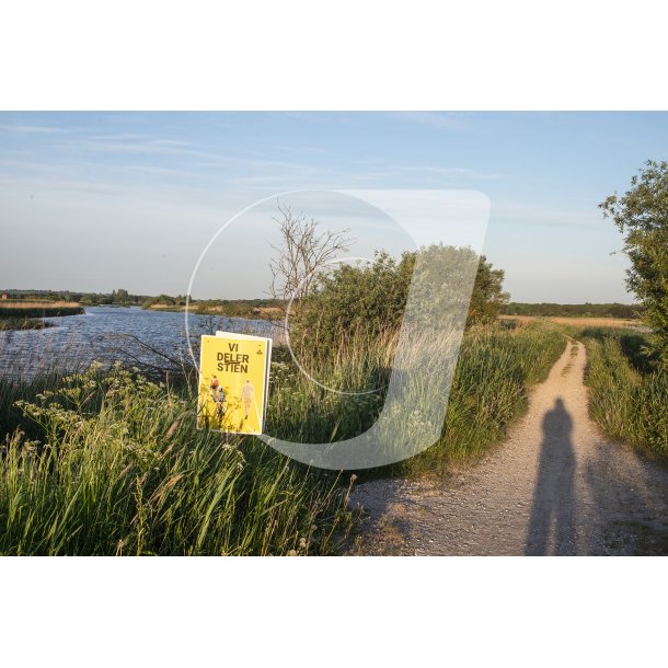 Gudenstien p den gamle pramdrager sti, langs Gudenen ved Randers