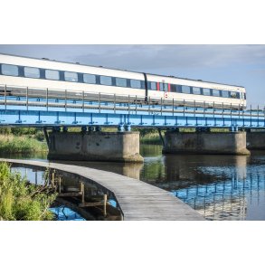 Jernbanebroen over Guden�en ved Randers med IC3. Set fra Storkeengen