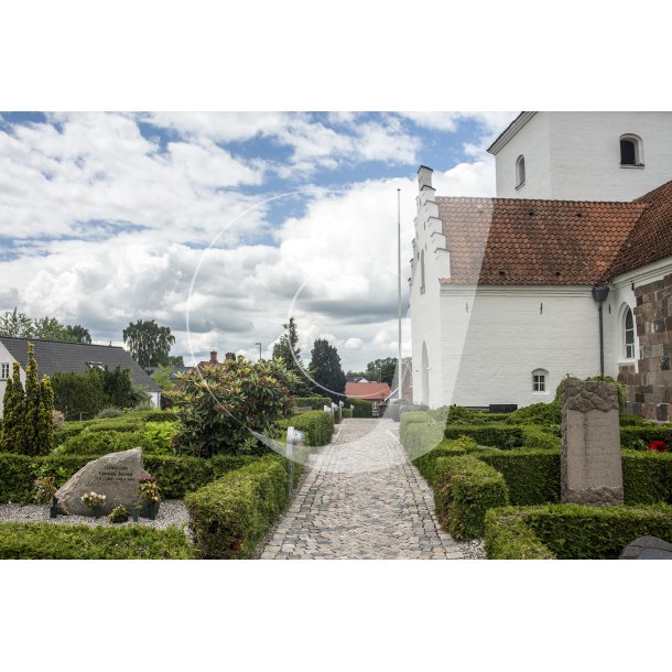 Sprring Kirke ligger i Sprring 18 km nord for Aarhus.