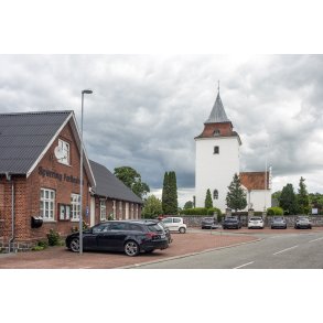 Sp�rring Kirke ligger ved siden af forsamlingshuset midt i Sp�rring