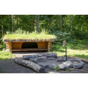 Shelter i Fladbro skov ved N�rre�, t�t p� Randers