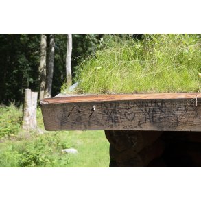 Shelter i Fladbro skov ved N�rre�, t�t p� Randers