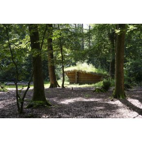 Shelter i Fladbro skov ved N�rre�, t�t p� Randers