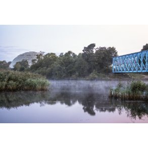 Den Bl� Bro og Randers Regnskov ved Guden�en i tidlig morgendis