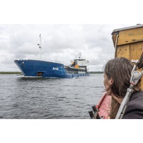 Lillebj�rn passerer fragtskib i Randers Fjord