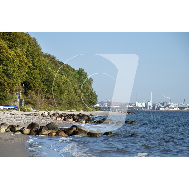 Ballehage Strand lidt syd for Tangkrogen i Aarhus. Kajakklubben Viking ses inde til venstre