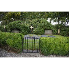 Slgten Lttichaus gravsted p Tjele kirkegrd ved Tjele gods