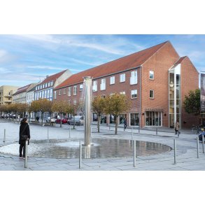 Ingvar Cronhammars Font�nen p� �stervold i Randers foran Sparekassen Danmark