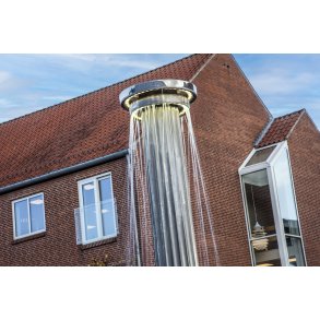 Ingvar Cronhammars Font�nen p� �stervold i Randers foran Sparekassen Danmark