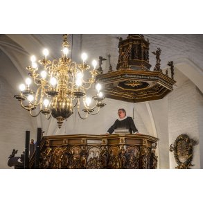 Pr�st Thomas Larsen p� pr�dikestolen i Sct. Mortens Kirke i Randers