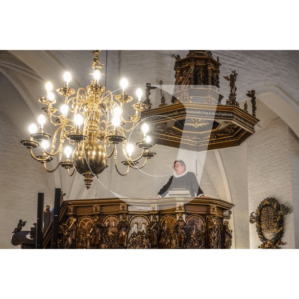 Prst Thomas Larsen p prdikestolen i Sct. Mortens Kirke i Randers