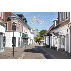 Handelsgade med ophngte cykler bag Thisted kirke i Thy