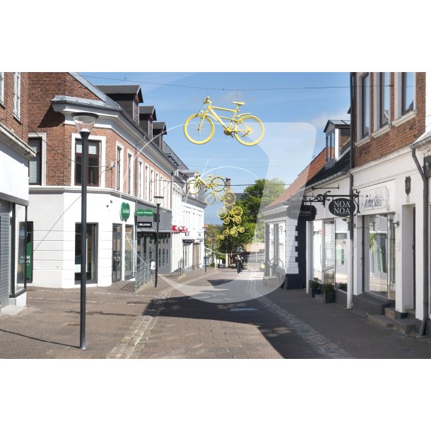 Handelsgade med ophngte cykler bag Thisted kirke i Thy