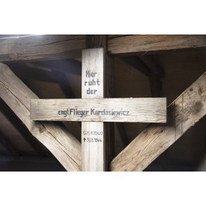 De originale tr�kors over 14 allierede flyvere p� Aalestrup kirkeg�rd er bevaret