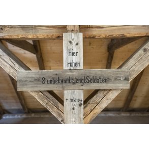 De originale tr�kors over 14 allierede flyvere p� Aalestrup kirkeg�rd er bevaret