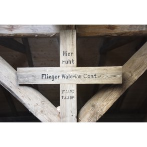 De originale tr�kors over 14 allierede flyvere p� Aalestrup kirkeg�rd er bevaret