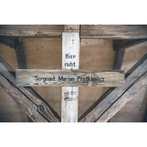 De originale tr�kors over 14 allierede flyvere p� Aalestrup kirkeg�rd er bevaret