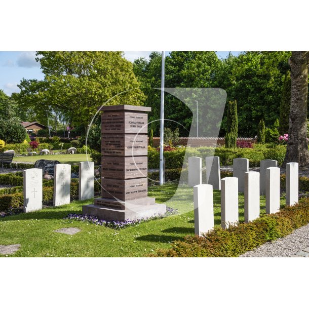 Grav over 14 allierede flyvere p Aalestrup kirkegrd